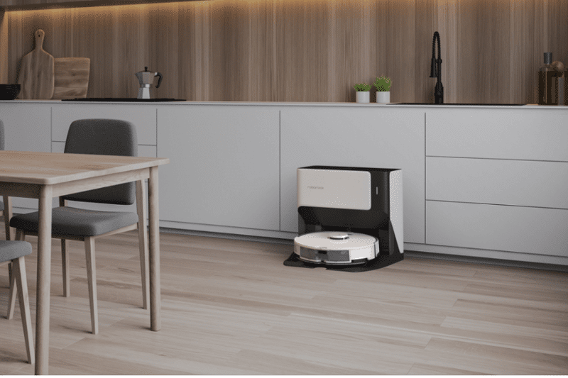 Man sieht den Roborock G10 an seiner Reinigungsstation stehen.